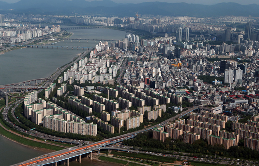 8·28 전·월세 대책 발표 이후 주택 수요자의 매수 심리가 회복되는 것으로 나타났다. 사진은 서울의 아파트 단지의 전경.(사진=저작권자 (c) 연합뉴스. 무단전재-재배포금지)