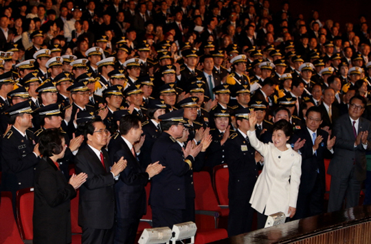 박근혜 대통령이 21일 오전 서울 세종문화회관에서 열린 제68주년 경찰의 날 기념식에 손을 들어 인사하며 입장하고 있다. (사진=청와대)