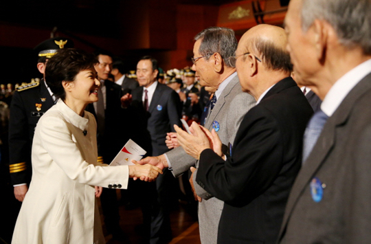 박근혜 대통령이 21일 오전 서울 세종문화회관에서 열린 제68주년 경찰의 날 기념식에서 참석자와 악수하고 있다.