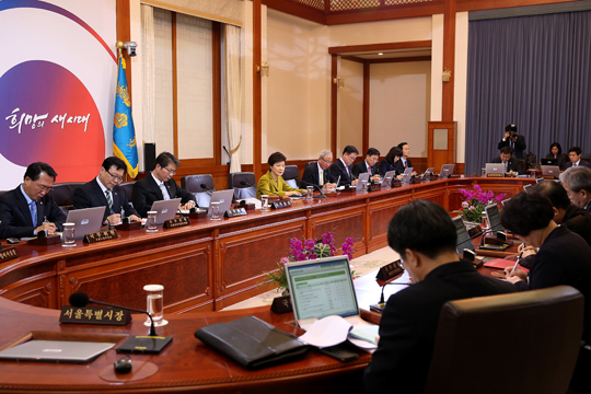 박근혜 대통령이 22일 청와대에서 열린 국무회의에서 모두발언을 하고 있다.(사진=청와대)