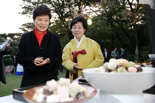 박근혜 대통령이 27일 청와대 상춘재에서 한복려 궁중음식연구원장의 안내를 받으며 우리 전통음식에 대해 설명을 받고 있다. 