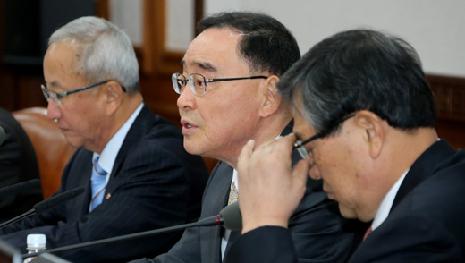 정홍원 국무총리가 29일 정부서울청사에서 열린 국무회의를 주재하고 있다.(사진=저작권자 (c) 연합뉴스. 무단전재-재배포금지)