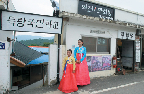 득량역 추억의 거리. 1970년대 국민학교, 다방, 이발소 등을 그대로 보존해 관광객들에게 추억을 선물한다.