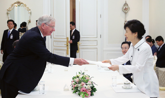 박근혜 대통령이 지난 7월 27일 청와대에서 리처드 알렉산터 윌터 조지 글로스터 공작으로부터 영국 여왕의 친서를 전달받고 있다.