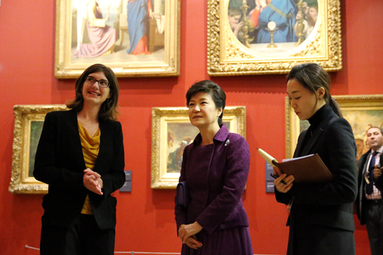 박근혜 대통령이 3일 오후(현지시간) 프랑스 오르세 미술관을 방문, 큐레이터로부터 작품 설명을 듣고 있다. (사진=청와대)