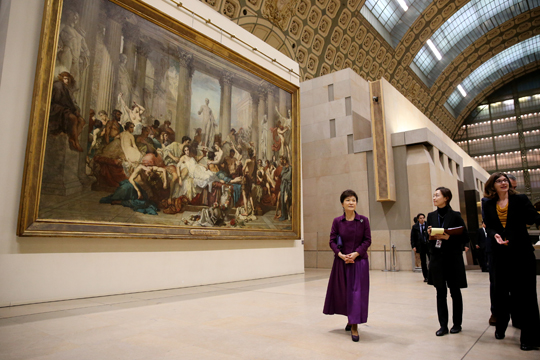 박근혜 대통령이 3일 오후(현지시간) 프랑스 오르세 미술관을 방문, 작품을 감상하고 있다.