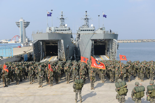 제주도 소나무 재선충병 방제작전에 투입된 해병대1사단 장병들이 지난 15일 제주항에 도착해 상륙함에서 내리고 있다.(사진=해군본부)　