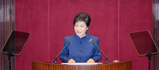 박근혜 대통령이 18일 국회에서 열린 제9차본회의에서 내년도 예산안에 대한 시정연설을 하고 있다. (사진=저작권자 (c) 연합뉴스. 무단전재-재배포금지)