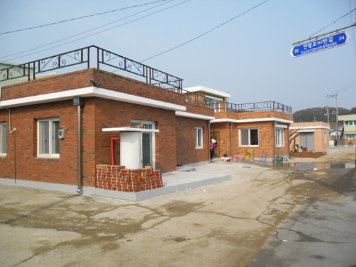정부는 북한의 포격 피해를 입은 연평도 주택 19채 등 32채의 건물의 복구를 완료했다. 사진은 복구가 완료된 주택 전경.(사진=옹진군청)　　