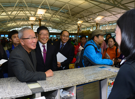 현오석 부총리가 24일 인천국제공항 내 (주)에어코리아를 찾아 시간선택제 일자리 근로자와 대화를 나누고 있다.(사진=기획재정부)