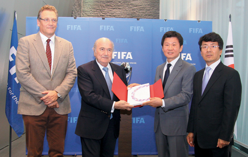 정몽규 대한축구협회 회장이 지난 11월 14일 스위스 FIFA 본부를 방문해 제프 블래터 FIFA 회장을 만나 2017년 FIFA U-20 월드컵 유치신청서와 개최협약서를 전달했다. (왼쪽부터) 제롬 발케 FIFA 사무총장, 블래터 회장, 정몽규 회장, 문화체육관광부 박위진 체육국장.