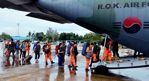 필리핀 태풍 하이옌 피해 지원을 위한 대한민국긴급구호대원들이 타클로반지역으로 가기 위해 공군수송기 C-130에 탑승하고 있다.(사진=국방일보)