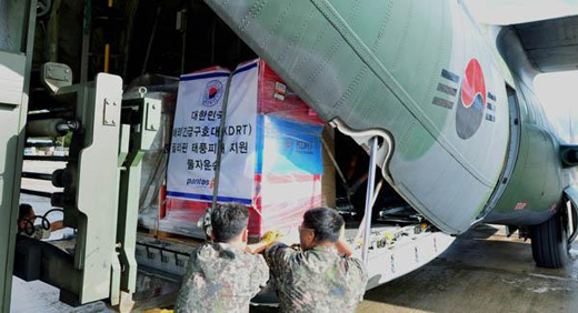 공군15특수임무비행단 소속 ‘필리핀 구호물자 해외공수 임무팀’장병들이 타클로반으로 보낼 구호물자를 지게차를 이용해 C-130수송기에 싣고 있다.(사진=국방일보)