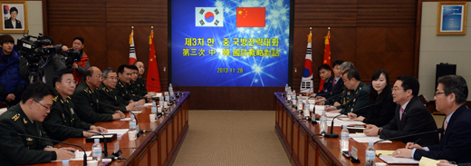 백승주 국방부 차관(오른쪽 둘째)과 왕관중 중국 인민해방군 부총참모장(왼쪽 둘째)이 대표로 참석한 제3차 국방전략대화가 28일 오전 국방부에서 열렸다. 백 차관은 이날 회담에서 중국이 일방적으로 선포한 방공식별구역에 대해 강한 유감을 표명하고 시정을 요구했다.(사진=저작권자 (c) 연합뉴스. 무단전재-재배포금지) 　 　　