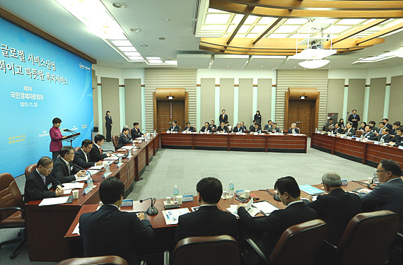  박근혜 대통령이 28일 오전 서울 동대문구 회기로 한국개발연구원(KDI)에서 열린 제3차 국민경제자문회의에서 모두발언을 하고 있다.(사진=저작권자(c)연합뉴스.무단전재-재배포금지) 