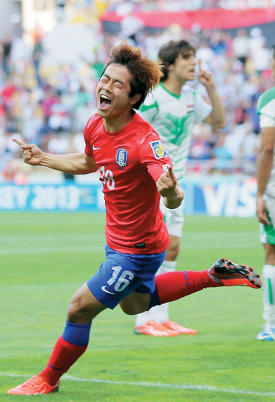 지난 7월 8일 터키 카이세리 카디르 하스 스타디움에서 열린 2013 국제축구연맹(FIFA) U-20 월드컵 8강전에서 한국의 이광훈이 동점골을 넣은 뒤 환호하고 있다.