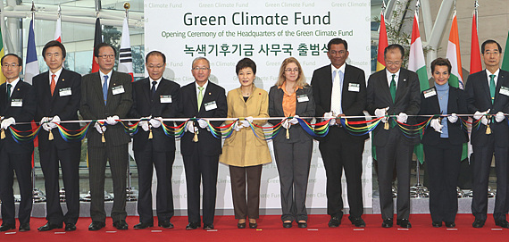 4일 오전 인천 송도 G타워에서 열린 녹색기후기금(GCF) 사무국 출범식에서 박근혜 대통령을 비롯한 주요 참석자들이 테이프 커팅을 하고 있다. 왼쪽부터 윤성규 환경부 장관, 윤병세 외교부 장관, 안홍준 외교통일위원장, 황우여 새누리당 대표, 현오석 부총리, 박 대통령, 헬라 쉬흐로흐 GCF 사무총장, 호세 마리아 클레멘테 GCF 공동의장, 김용 세계은행 총재, 크리스티아나 피게레스 유엔기후변화협약 사무총장, 한덕수 무협회장. (사진=저작권자(c)연합뉴스.무단전재-재배포금지) 　　