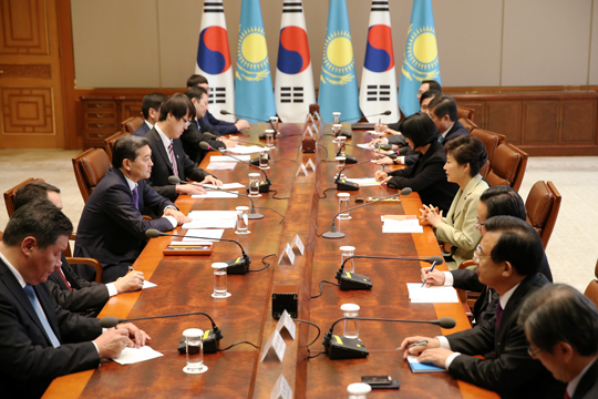 박근혜 대통령이 10일 청와대를 방문한 세릭 아흐메토프 카자흐스탄 총리와 대화하고 있다.