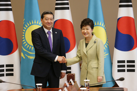 박근혜 대통령이 10일 청와대를 방문한 세릭 아흐메토프 카자흐스탄 총리와 만나 악수하고 있다. (사진=청와대)