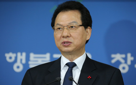  서남수 교육부 장관이 10일 정부서울청사에서 고교 한국사 수정명령에 따른 수정보완 승인결과를 발표하고 있다.