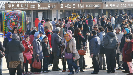 정부는 관광진흥법 개정을 통한 신규호텔 건립시 관광산업 활성화 및 일자리 창출 등 다양한 투자효과를 기대하고 있다. 사진은 포근한 날씨를 보인 12월 1일 서울 경복궁이 외국인 관광객과 나들이 시민 등으로 붐비고 있다.(사진=저작권자(c)연합뉴스.무단전재-재배포금지) 　