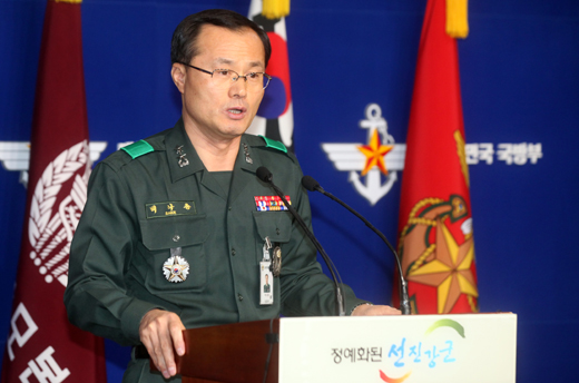 백낙종 국방부 조사본부장이 19일 국방부에서 사이버사령부 댓글의혹 사건 중간 수사결과를 발표하고 있다. 이날 국방부 조사본부는 군의 정치적 중립의무를 위반한 행위는 있었던 것으로 확인되었으나 대선에 개입한 것은 없었다며 위반행위에 따라 사이버심리전 이모 단장과 요원 10명 등 11명을 형사입건했다고 밝혔다.(사진=저작권자 (c) 연합뉴스. 무단전재-재배포금지)　