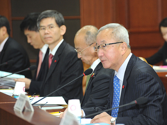 현오석 부총리 겸 기획재정부 장관이 19일 정부서울청사에서 주재한 대외경제장관회의에서 모두발언을 하고 있다.