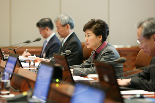 박근혜 대통령이 23일 청와대에서 열린 대통령 주재 수석비서관회의에서 모두발언을 하고 있다. (사진=청와대)