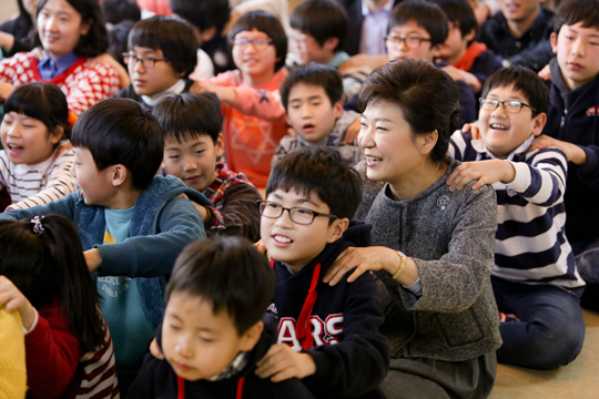 박근혜 대통령이 성탄절인 25일 오전 서울 양천구 신월동의 ‘SOS 어린이 마을’을 방문, 어린이들과 즐거운 레크리에이션을 하고 있다.