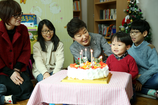 박근혜 대통령이 성탄절인 25일 오전 서울 양천구 신월동의 ‘SOS 어린이 마을’을 방문, 어린이들과 함께 성탄 케이크 촛불을 끄고 있다.