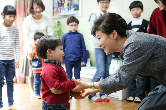 박근혜 대통령이 성탄절인 25일 오전 서울 양천구 신월동의 ‘SOS 어린이 마을’을 방문, 한 어린이와 인사하고 있다. (사진=청와대)
