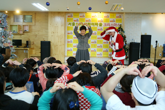 박근혜 대통령이 25일 성탄절을 맞아 서울 양천구 ‘SOS 어린이 마을’을 방문해 아이들에게 인사를 하고 있다.