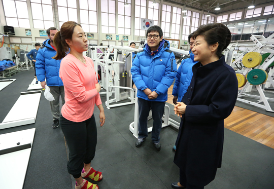 박근혜 대통령이 2014 소치동계올림픽 D-30일을 맞아 8일 오전 서울 태릉선수촌 월계관을 방문, 여자 스피드 스케이팅 이상화 선수를 격려하고 있다. (사진=저작권자 (c) 연합뉴스. 무단전재-재배포금지)