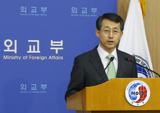 조태영 외교부 대변인이 12일 도렴동 외교부에서 주한미군 방위비 분담금 협상 결과를 발표하고 있다. 한미 양국은 방위비 분담금 사용의 투명성을 높이기 위해 분담금 배정 단계에서부터 사전 조율을 강화키로 했다. (사진=저작권자 (c) 연합뉴스. 무단전재-재배포금지)　