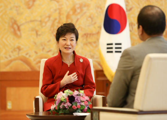 인도 국빈 방문에 나서는 박근혜 대통령이 지난 9일 청와대에서 인도 국영방송인 두르다르샨(Doordarshan)TV와 인터뷰하고 있다. (사진=청와대)