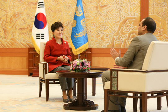 인도 국빈 방문에 나서는 박근혜 대통령이 지난 9일 청와대에서 인도 국영방송인 두르다르샨(Doordarshan)TV와 인터뷰하고 있다. 