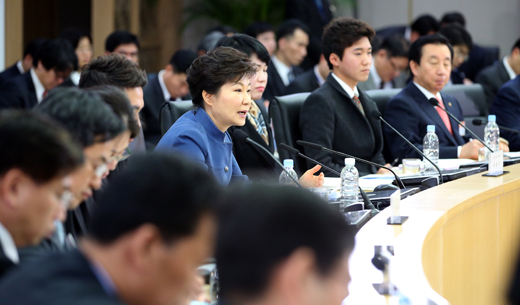 박근혜 대통령이 11일 오전 정부세종청사에서 열린 보건복지·고용노동·여성가족부에 대한 일자리, 복지분야 업무보고에서 모두발언을 하고 있다. 