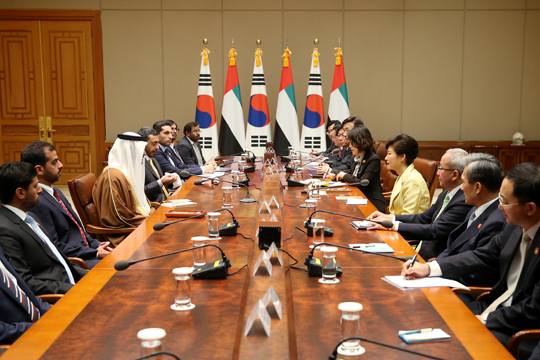 박근혜 대통령이 27일 오후 청와대에서  모하메드 빈 자이드 알 나흐얀 아랍에미리트(UAE) 아부다비 왕세제와 환담하고 있다.