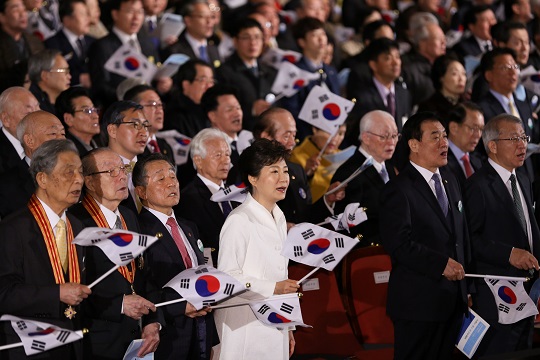 1일 오전 서울 종로구 세종대로 세종문화회관 대강당에서 열린 제95주년 3.1절 기념식에서 박근혜 대통령과 애국지사 등 참석자들이 태극기를 흔들며 3.1절 기념노래를 제창하고 있다.