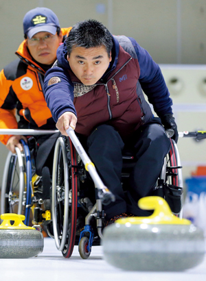 휠체어컬링은 스위핑 없이 손의 감각만으로 스톤을 조정하는 것이 특징이다. 연습에 몰두하고 있는 대표팀 주장 김종판 선수.
