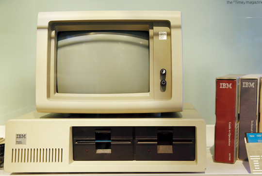 처음으로 PC라는 이름을 사용한 ‘IBM PC 5150’.