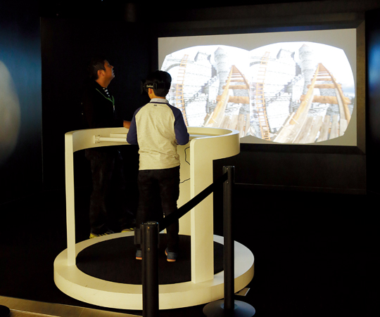 상하좌우로 움직이는 3D 게임 ‘오큘러스 VR1’을 체험 중인 어린이.