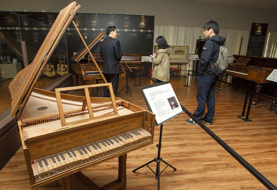 5피트 싱글 매뉴얼 그랜드 하프시코드. 1500년경 도널드 고든사에서 만든 이 피아노는 현을 튕겨서 내는 소리가 맑고 깨끗하다.