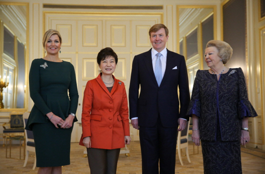 헤이그 핵안보정상회의에 참석하기 위해 네덜란드를 방문한 박근혜 대통령이 24일 오후(현지시간) 노르트에인더궁에서 막시마 왕비(왼쪽), 빌헴 알렉산더 국왕, 베아트릭스 전 여왕(오른쪽)과 오찬 전 기념촬영을 하고 있다. (사진=청와대)