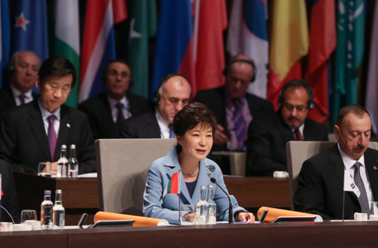 박근혜 대통령이 24일 네덜란드 헤이그에서 열린 제3차 핵안보정상회의 개회식에서 선도연설을 하고 있다.