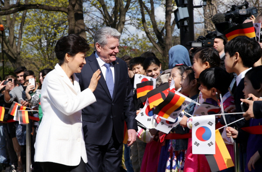 독일을 국빈 방문한 박근혜 대통령이 26일 오전(현지시간) 베를린 독일 대통령궁에서 열린 공식환영식에서 요하임 가욱 대통령과 함께 환영나온 학생들과 인사하고 있다.