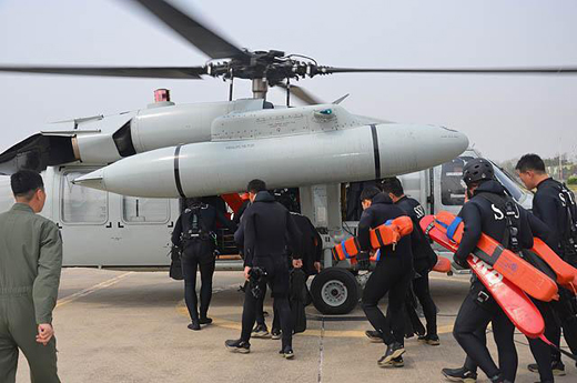 해군5성분전단 해난구조대원들이 침몰 여객선 세월호 승객 구조작전을 위해 헬기에 탑승하고 있다. (사진=해군제공)