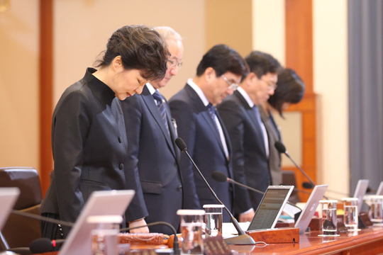 박근혜 대통령이 29일 청와대에서 열린 국무회의에서 국무위원들과 세월호 침몰 희생자를 기리는 묵념을 하고 있다. (사진=저작권자(c)연합뉴스.무단전재-재배포금지)