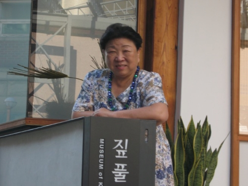 짚풀문화 연구에 평생을 바친 짚풀생활사박물관 설립자인 인병선 관장. 40대까지 문인으로 활동했으며 초대 한국사립박물관협회장 역임, 대한민국문화유산상을 수상했다.