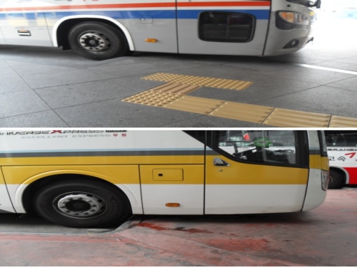 서울고속버스터미널 버스 승차장 승객이 오르내리는 출입문 아래 바닥 곳곳에는 기존에 설치됐던 점자블록이 떨어져 나가 흔적만 남은채로 방치되고 있는 더러 있었다. 